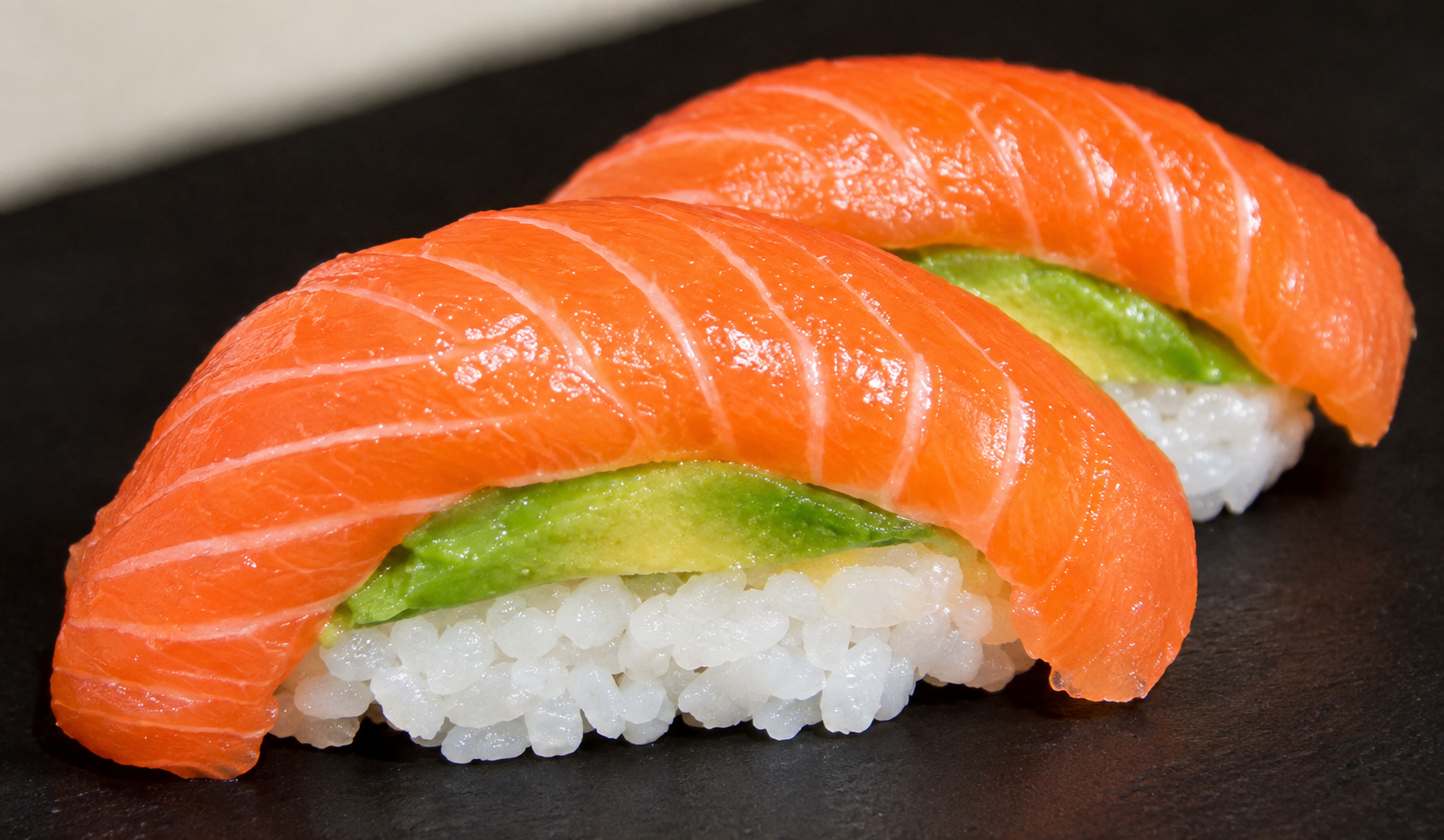 LACHS MIT AVOCADO