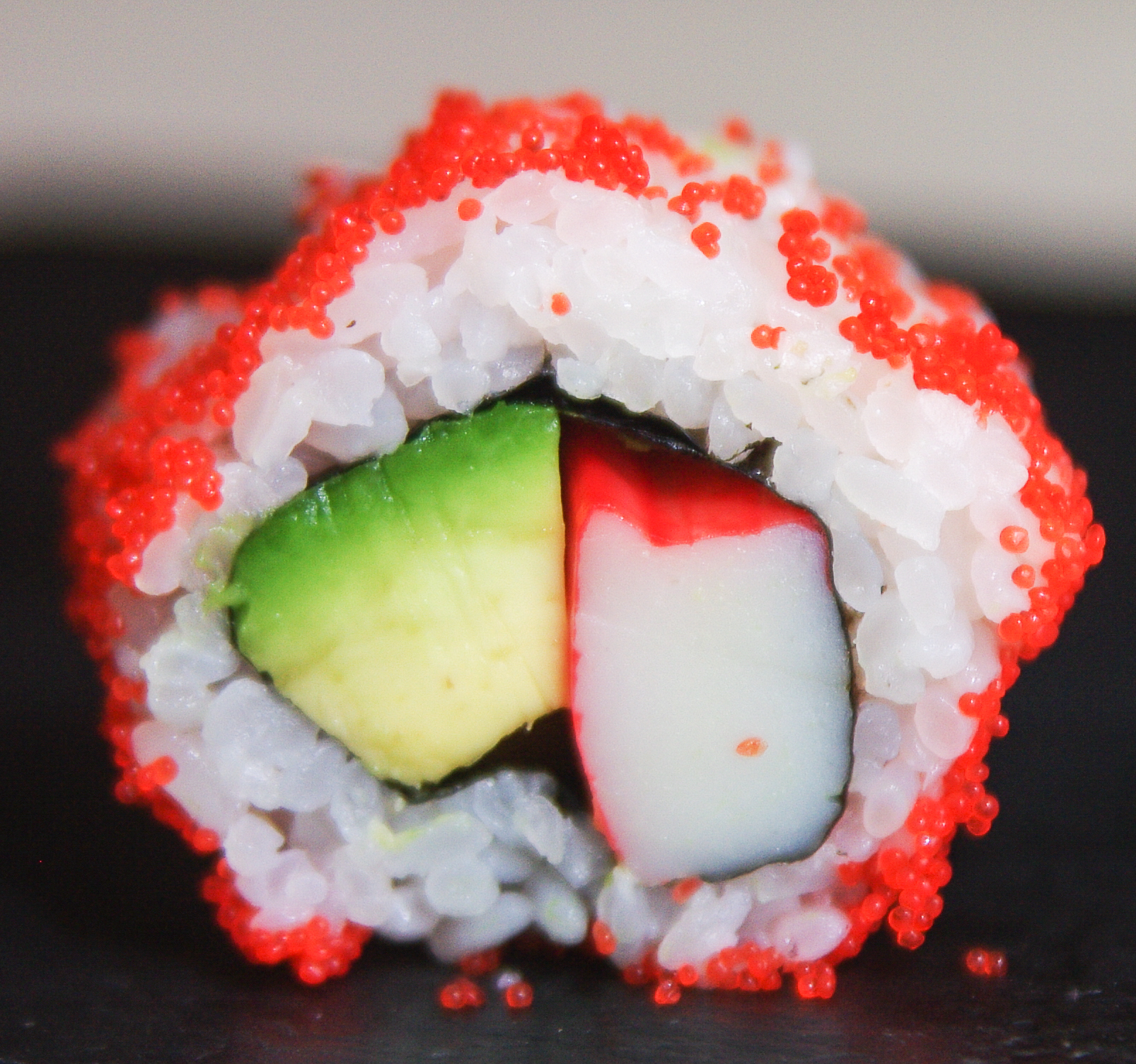 SURIMI, AVOCADO, GURKEN, TOBIKO