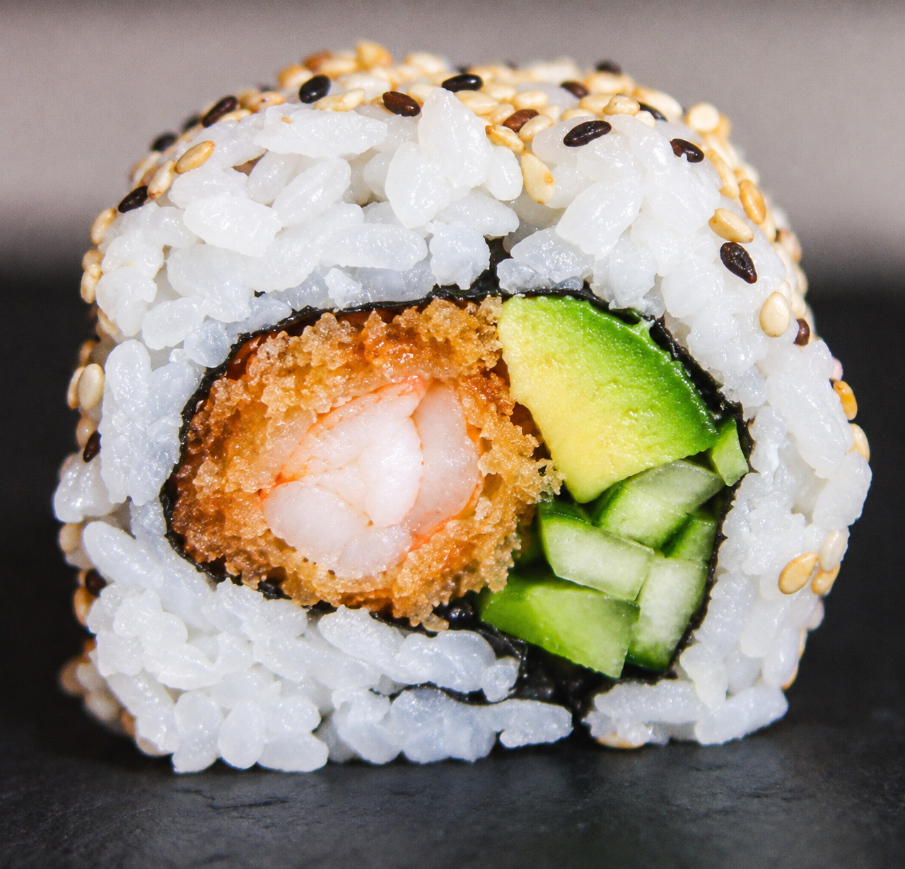 FRITTIERTE GARNELEN, AVOCADO, GURKEN, SESAM