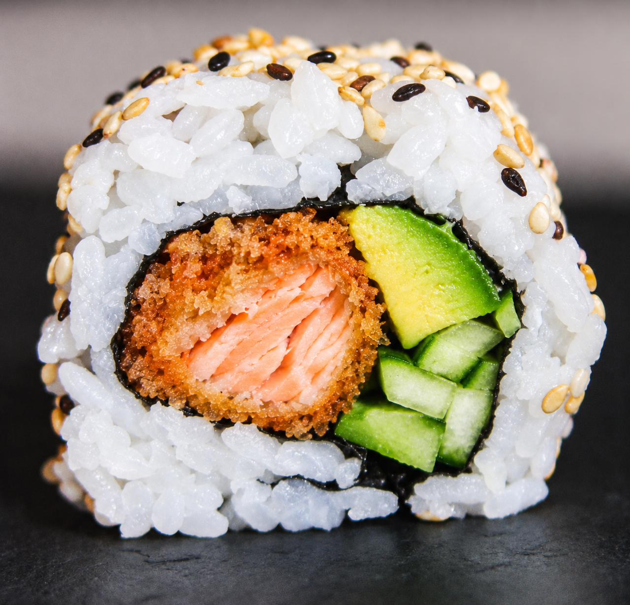 FRITTIERTER LACHS, AVOCADO, GURKEN, SESAM