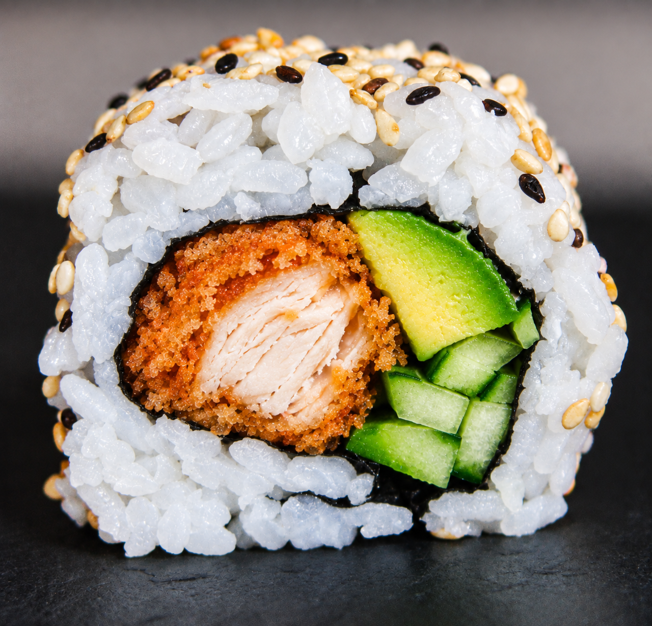 FRITTIERTES HÜHNERFLEISCH, AVOCADO, GURKEN, SESAM
