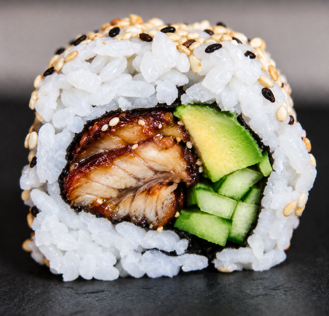 GEGRILLTER AAL, AVOCADO, GURKEN, SESAM