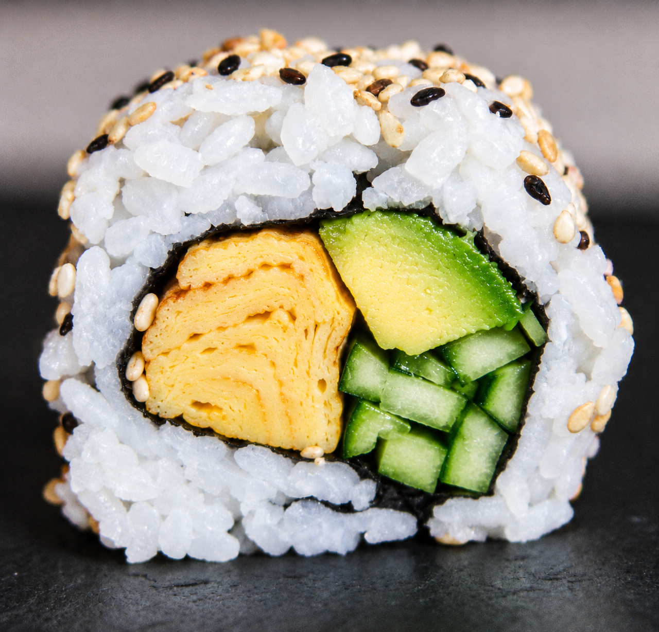 JAPANISCHES EI, GURKEN, AVOCADO, SESAM